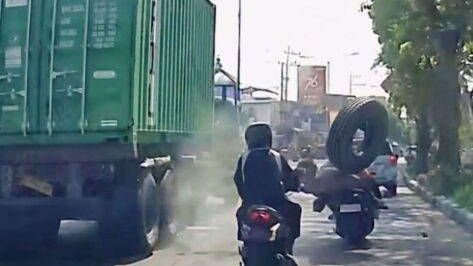 Ban Truk Kontainer Meledak Lepas, Hantam Pasangan Lansia di Jalan Kenjeran Arah Suramadu